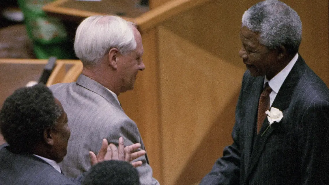 Constand Viljoen i ówczesny prezydent elekt Nelson Mandela w Parlamencie w Kapsztadzie, 9 maja 1994 r. / FOT. John Parkin / ASSOCIATED PRESS/East News / 