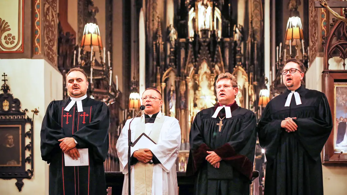 Nabożeństwo ekumeniczne w intencji uchodźców w kościele Dominikanów prowadzone przez bp Grzegorza Rysia. Kraków, 23.09.2015 r. / / Fot. Mateusz Skwarczek / Agencja Gazeta