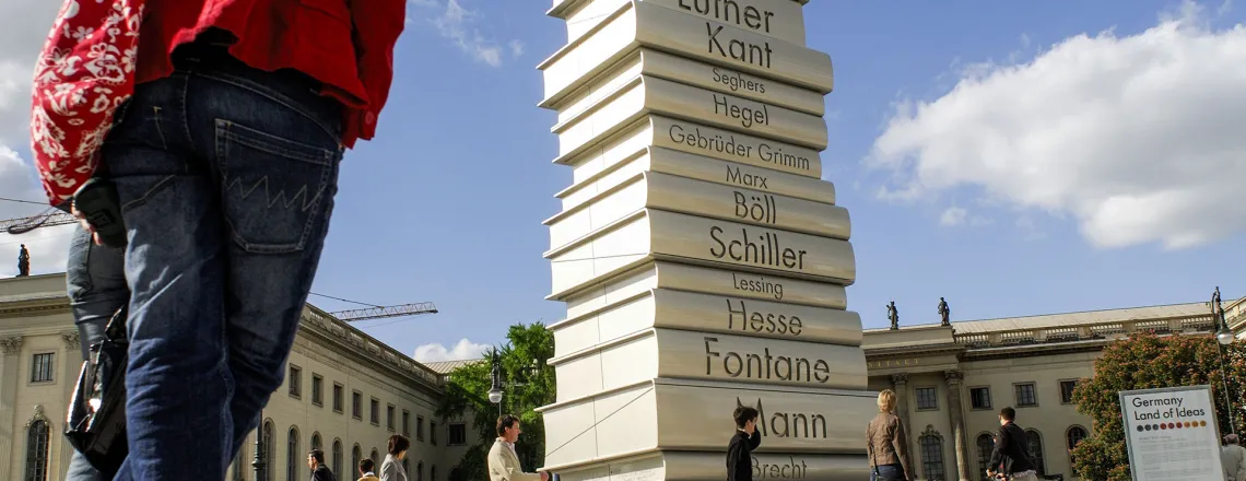 Dwunastometrowa rzeźba książek na Drodze Idei niedaleko Uniwersytetu Humboldtów w Berlinie, 2006 r. // Fot. Mario Weigt / Anzenberger / Forum