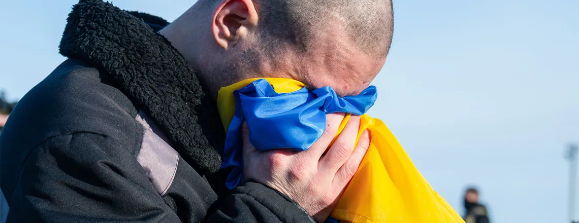 Ukraiński żołnierz, który właśnie wrócił z rosyjskiej niewoli. 31 stycznia 2024 r.  / FOT.  UKRAINIAN PRESIDENTIAL PRESS SERVICE / AFP / EAST NEWS