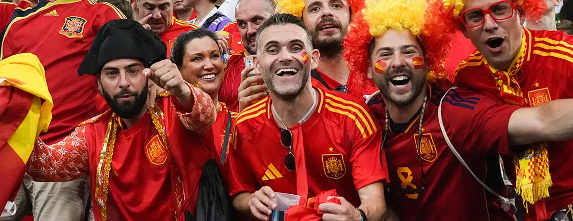Kibice hiszpańscy przed meczem półfinałowym z Francją, Monachium, 10 lipca 2024 r. // Fot. Zhang Fan / Xinhua News Agency / Forum MUNICH, July 10, 2024 -- Fans of Spain pose before the UEFA Euro 2024 Semifinal match between Spain and France in Munich, Germany on July 9, 2024.,Image: 888704131, License: Rights-managed, Restrictions: , Model Release: no, Credit line: Zhang Fan / Xinhua News Agency / Forum