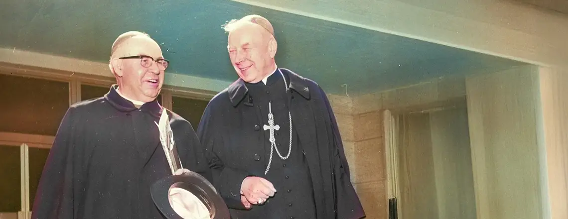 Biskup wrocławski Bolesław Kominek (z lewej) i prymas Stefan Wyszyński; lata 70. XX wieku. // Archiwum Fundacji Obserwatorium Społeczne / koloryzacja TP online