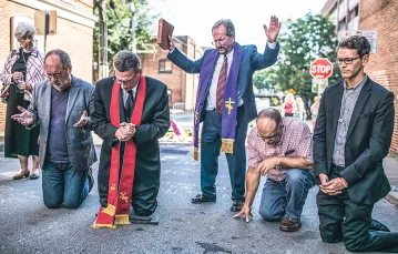 Przedstawiciele Kościołów protestanckich modlą się w miejscu ataku w Charlottesville, sierpień 2017 r. / EDU BAYER / THE NEW YORK TIMES / EAST NEWS