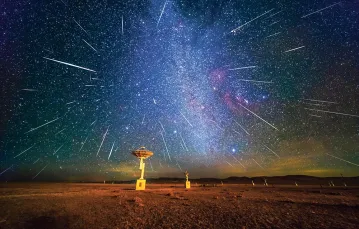 Deszcz meteorytów nad chińskim Obserwatorium Ming’antu w regionie Xilin Gol, 2018 r. / BARCROFT MEDIA / GETTY IMAGES