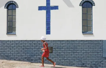 Złagodzenie przepisów covidowych pozwoliło na udział wiernych w uroczystościach wielkanocnych. Soweto, RPA, 4 kwietnia 2021 r. / SIPHIWE SIBEKO / REUTERS / FORUM
