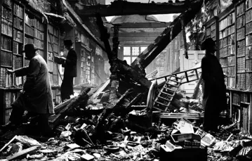 Biblioteka Holland House Library po niemieckim nalocie. Londyn, 1940 r. / fot. Hulton-Deutsch Collection / Corbis / 