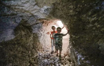 W obawie przed nalotami Syryjczycy chronią się także w jaskiniach. Prowincja Idlib, 3 września 2018 r. / KHALIL ASHAWI / REUTERS / FORUM