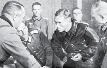 Generał Heinz Guderian (z prawej) ustala przebieg linii demarkacyjnej miedzy armia niemiecka i sowiecka z komisarzem politycznym Armii Czerwonej Borowienskim /fot. IPN, www.1wrzesnia39.pl | www.17wrzesnia39.pl / 