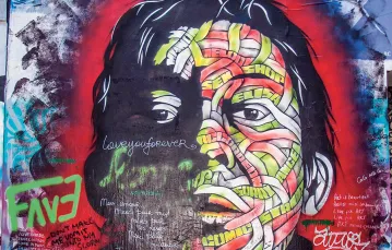 Serge Gainsbourg – graffiti na ścianie jego domu przy rue de Verneuil, Paryż, 2015 r. /   / CLAUDE THIBAULT / ALAMY STOCK PHOTO / BEW