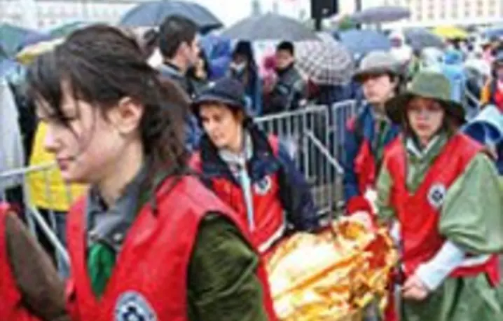 Harcerze pełniący służbę na placu Piłsudskiego w Warszawie /fot. A. Niemkiewicz / 