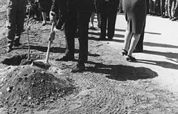 Rok 1963: Bartoszewski sadzi drzewko w Alei Sprawiedliwych w Jerozolimie w imieniu Rady Pomocy Żydom "Żegota" /fot. archiwum W. Bartoszewskiego / 