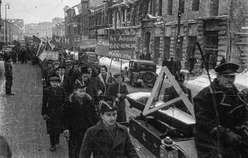 „Pogrzeb PSL-u” (symbolizowanego przez widoczną w trumnie „czwórkę”, numer listy PSL w Warszawie w wyborach do Sejmu) na komunistycznej manifestacji na warszawskim Nowym Świecie, ­22 ­stycznia 1947 r. / PAP