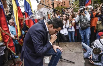 Juan Guaidó wśród swoich zwolenników, Caracas, 23 stycznia 2019 r. / CARLOS BECERRA / BLOOMBERG / GETTY IMAGES