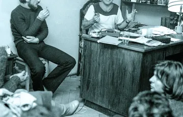 Antoni Macierewicz i Jacek Kuroń byli – obok Jana Józefa Lipskiego – głównymi założycielami KOR. Na zdjęciu: zebranie członków Komitetu w styczniu 1980 r. /  / TOMASZ MICHALAK / FOTONOVA