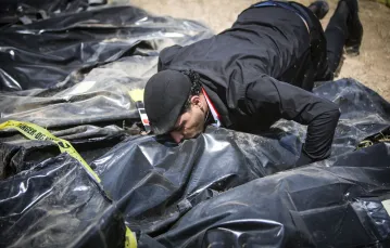 Ciała ofiar terroru IS, wydobyte z masowego grobu w Tikricie, 12 kwietnia 2015 r. fot: Ahmad Al-Rubaye/AFP/EASTNEWS / 