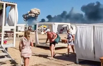 Kemping nad Morzem Czarnym w chwili wybuchu w bazie lotniczej Saki koło Sewastopola. Krym, 9 sierpnia 2022 r. (kadr z amatorskiego nagrania wideo) / 