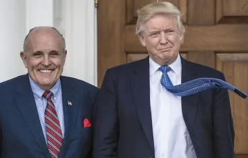 Rudy Giuliani i Donald Trump / DON EMMERT / AFP / EAST NEWS