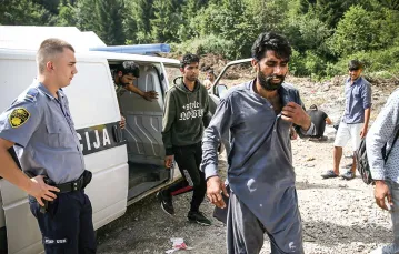 Bośniacka policja przywozi ujętych imigrantów do obozu Vucijak koło Bihacia, Bośnia i Hercegowina, lato 2019 r. / FORUM / REUTERS