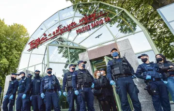 Policjanci przed siedzibą Trójki podczas protestu słuchaczy przeciwko cenzurze w rozgłośni, Warszawa, 22 maja 2020 r. / Fot. Czarek Sokołowski / AP / East News / 
