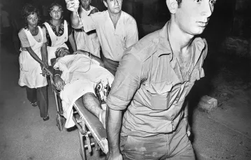 Na lotnisku w Tel Awiwie po zamachu, który przeprowadzili japońscy lewicowi terroryści, szkoleni w Korei Północnej. 30 maja 1972 r. / / AFP / EAST NEWS