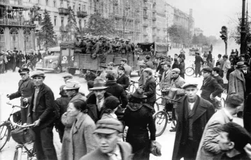 Po kapitulacji Warszawy żołnierze niemieccy wkraczają do miasta, 1939 r. / ULLSTEIN BILD DTL / GETTY IMAGES