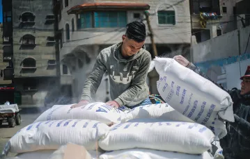 Strefa Gazy jest silnie uzależniona od dostaw pszenicy z Ukrainy i Rosji, które są w stanie wojny. Centrum dystrybucji pomocy żywnościowej UNRWA w Gazie, 16 marca 2022 r. /  / AHMED ZAKOT / ZUMA PRESS / FORUM
