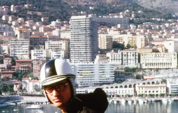 Ks. Tadeusz Pieronek na skuterze w Monte Carlo, lata 60. XX w. / ARCHIWUM RODZINNE BP. TADEUSZA PIERONKA