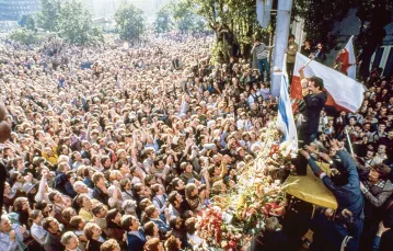 Lech Wałęsa ogłasza podpisanie porozumienia  z  rządem, Gdańsk, 31 sierpnia 1980 r. / PETER MARLOW / MAGNUM PHOTOS / FORUM