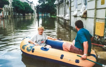 Mieszkańcy Nowej Soli na zalanej ulicy Muzealnej. Lipiec 1997 r. / MUZEUM MIEJSKIE W NOWEJ SOLI