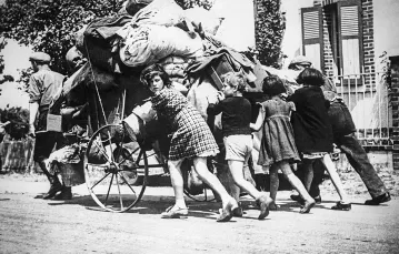 Mieszkańcy Paryża uciekają przed zbliżającym się do stolicy Francji Wehrmachtem, czerwiec 1940 r. / LAPI / ROGER-VIOLLET / EAST NEWS