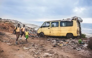 Ciągnące się kilometrami wzdłuż wybrzeży Zatoki Gwinejskiej wysypiska śmieci w Akrze, stolicy Ghany, marzec 2018 r. / GRAŻYNA MAKARA