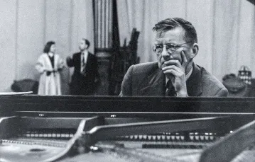 Dymitr Szostakowicz podczas nagrania swojego II Koncertu Fortepianowego, sala Wagram, Paryż, maj 1958 r. / AKG / EAST NEWS