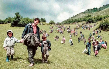 Wypędzeni przez serbskie wojska mieszkańcy wsi Junuj w Kosowie po przekroczeniu granicy z Albanią, czerwiec 1998 r. / LOUISA GOULIAMAKI