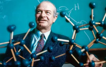 Linus Pauling (1901–1994). Jego prace doprowadziły do zmiany rozumienia, czym są wiązania chemiczne / TOM HOLLYMAN / BEW
