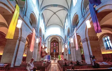 Katedra Groβmünster przygotowana na uroczyste nabożeństwo dla uczestników konferencji, Zurych, maj 2022 r. / KAZIMIERZ STRZELEC / WIARA I TĘCZA / MATERIAŁY PRASOWE