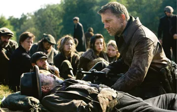 Daniel Craig jako Tewje Bielski w filmie „Opór” w reżyserii Edwarda Zwicka (USA, 2008) /fot. materiały dystrybutora / Monolith Plus / 