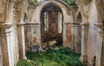 Ruiny gotycko-renesansowego kościoła Trójcy Świętej w Podhajcach, czerwiec 2019 r. / WOJCIECH KONOŃCZUK