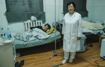 Malwina Badalan, szefowa oddziału chorób zakaźnych w szpitalu w Stepanakercie, zwykle nie nosi maski ani rękawiczek, bo twierdzi, że już przeszła covid. 27 października 2020 r. / PAWEŁ PIENIĄŻEK