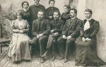 Członkowie Lubelskiego Towarzystwa Szerzenia Oświaty „Światło” z Nałęczowa. Faustyna Morzycka siedzi pierwsza od lewej, obok Stefana Żeromskiego / POLONA.PL