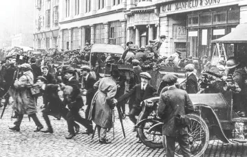 Członkowie brytyjskiej formacji pomocniczej tzw. Czarno-Brązowymi i brytyjscy żołnierze w Dublinie podczas wojny o niepodległość, 1921 r. / SEAN SEXTON / GETTY IMAGES