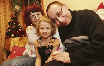 5-letnia Ola i jej rodzice Elżbieta i Wiesław Orzechowie, Dębica, 23 grudnia 2008 r. / fot. Maciej Grabowski / 