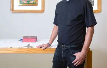 Ks. Piotr Żelazko w kaplicy swojego kościoła parafialnego w Beer Szewie, sierpień 2018 r. / MOTI MILROD