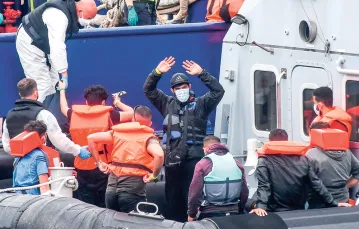 Imigranci zatrzymani na wodach kanału La Manche. Dover, Wielka Brytania, 12 sierpnia 2020 r. / PETER SUMMERS / GETTY IMAGES