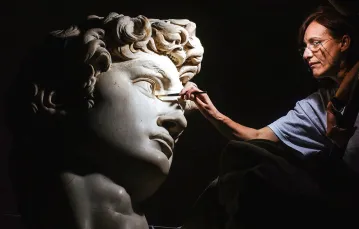 Cinzia Parnigoni restauruje rzeźbę Michała Anioła „Dawid”, Florencja, październik 2006 r. / FRANCO ORIGLIA / GETTY IMAGES