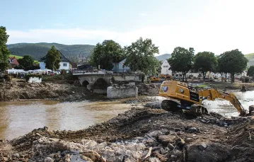 Miasteczko Ahrweiler po powodzi, widoczny zniszczony most, 25 lipca 2021 r. / ŁUKASZ GRAJEWSKI