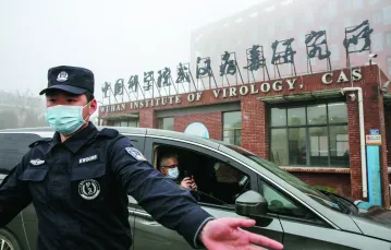 Członkowie WHO przed Instytutem Wirusologii w Wuhan. Chiny, 3 lutego 2021 r. FOT. KOKI KATAOKA / East News / 