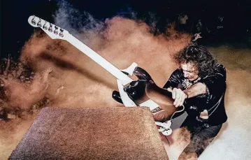 Ritchie Blackmore z zespołu Deep Purple podczas finału festiwalu California Jam rozbija swojego fendera stratocastera o wzmacniacze. Stany Zjednoczone, 6 kwietnia 1974 r. / FIN COSTELLO / GETTY IMAGES