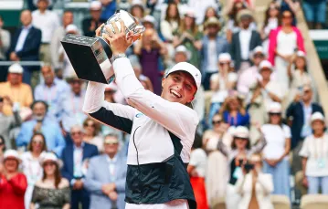 Iga Świątek z pucharem Suzanne Lenglen za zwycięstwo w grze pojedynczej kobiet. Korty Roland Garros, Paryż, 10 czerwca 2023 r. / fot. KAI PFAFFENBACH / Reuters / Forum / 