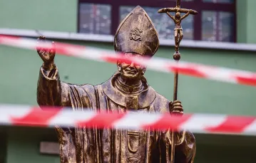 Pomnik Jana Pawła II przed kościołem  św. Jadwigi w Pszczynie, 20 marca 2023 r. / BEATA ZAWRZEL / REPORTER