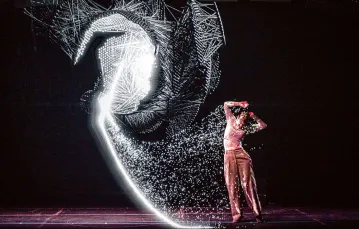 „Sh4dow” w Teatros del Canal w Madrycie to pierwszy spektakl teatralny ze sztuczną inteligencją w roli głównej. Postać grana przez AI to sieć neuronowa przejmująca kontrolę nad wszechświatem. Madryt, 23 marca 2023 r. / DIEGO RADAMES / EUROPA PRESS / GETTY IMAGES